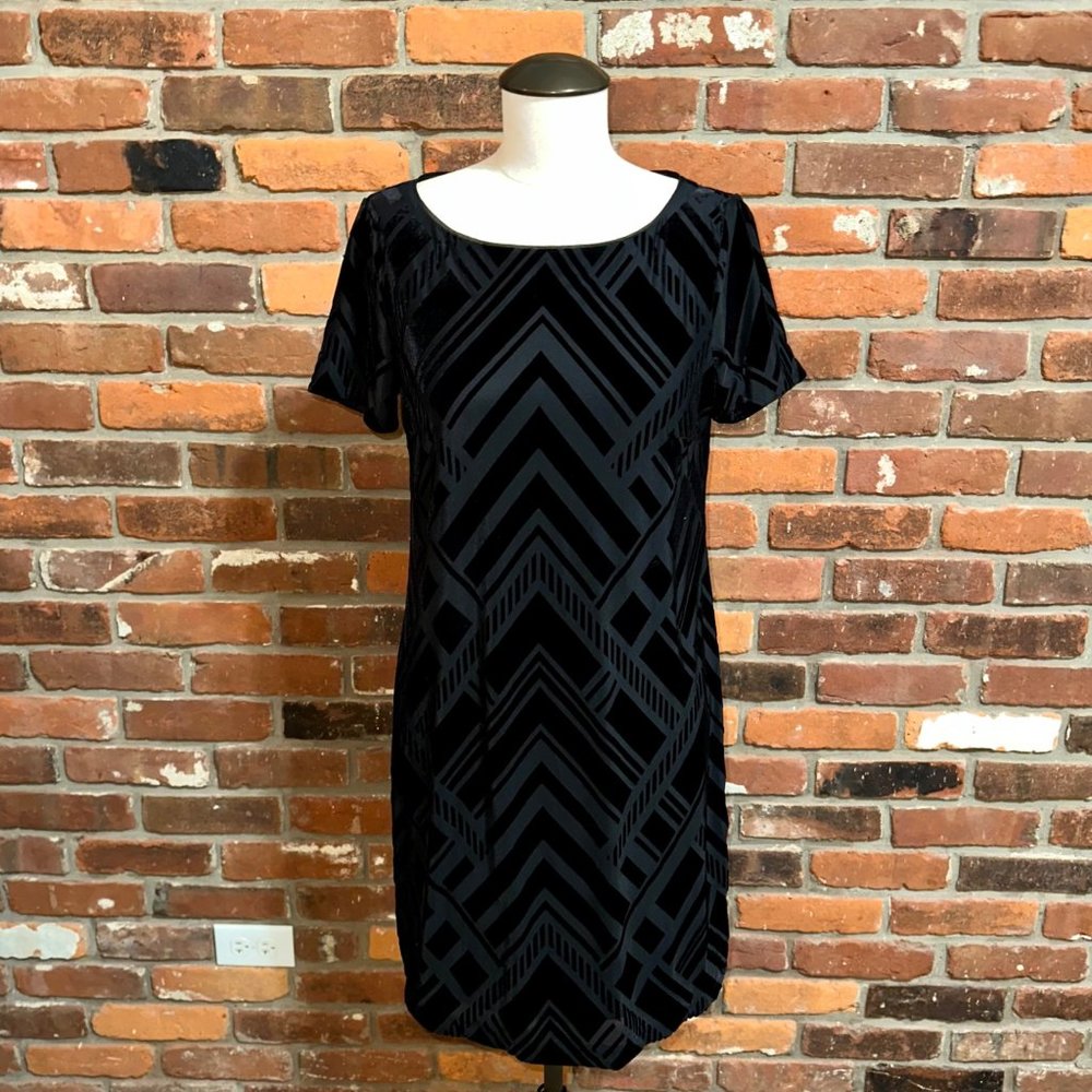 White House Black Market Black Velvet Pattern Shift Dress Size Small - Picture 2 of 8